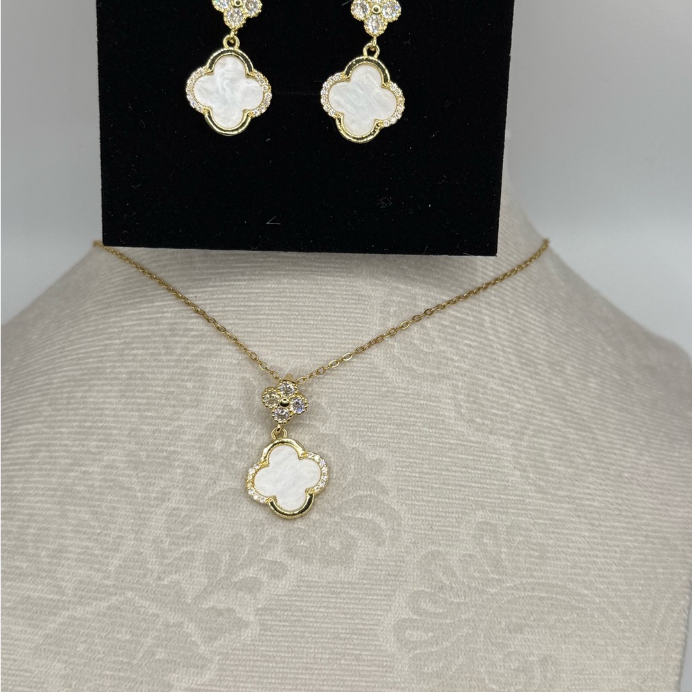 Elegant Gold and White Clover Jewelry Set
